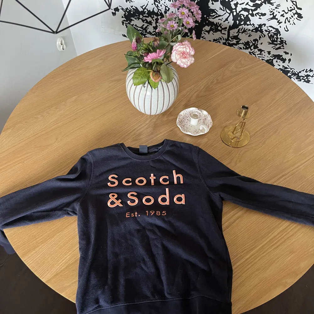 Säljer Scotch & Soda Sweatshirt, sparsamt använd i gott skick. Tröjor & Koftor.