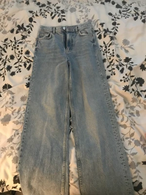 Jeans - Ett par straight ljusblåa jeans. Aldrig använda! Är 174