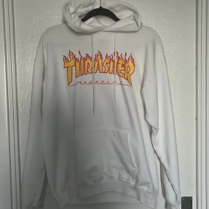 Thrasher hoodie vit - Säljer min nästan helt oanvända thrasher hoodie i färgen vit, använt få tal gånger så den har hållit sig ifrån noppror. Storlek M men passar nån i storlek xs/s och även skulle jag säga Liten L. Super skön verkligen! Nypris ligger runt 1000 kr.