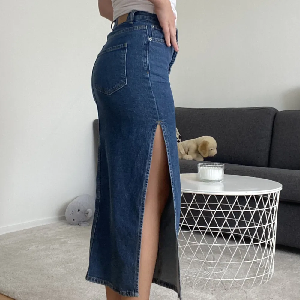 Säljer min fina jeans kjol från Gina tricot i mörk jeansfärg. Köpte den i en mindre storlek för jag ville den skulle sitta tight. Den är egentligen översized 😻😍nypris 499kr . Kjolar.