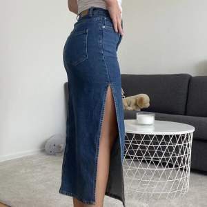 Säljer min fina jeans kjol från Gina tricot i mörk jeansfärg. Köpte den i en mindre storlek för jag ville den skulle sitta tight. Den är egentligen översized 😻😍nypris 499kr 