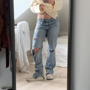 Zara jeans - Ascoola jeans från zara med hål! Jeansen är lågmidjade och i väldigt bra skick:) kan mötas i Stockholm annars står köpare för frakt😊