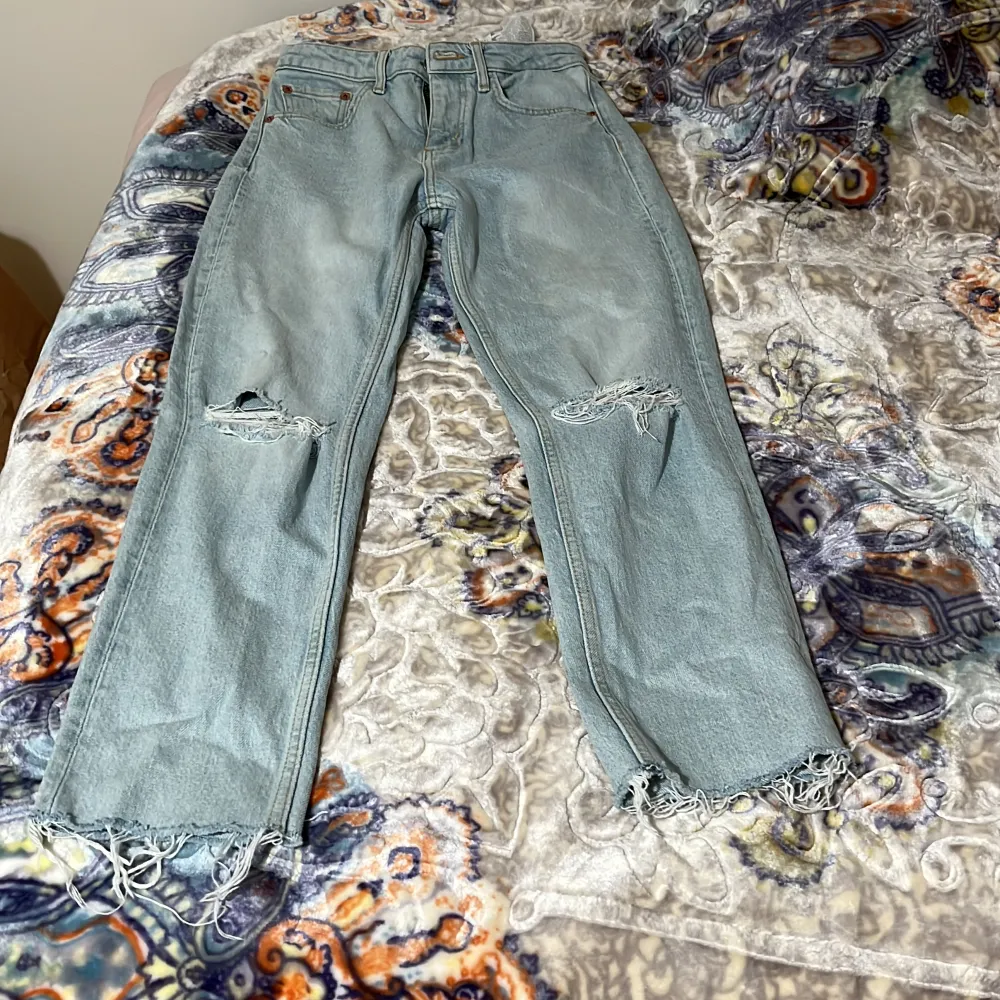 Ljusblåa slitna jeans. Fint skick och har endast haft på mig de ett fåtal gånger. Säljs pga att de inte längre passar i storlek . Jeans & Byxor.