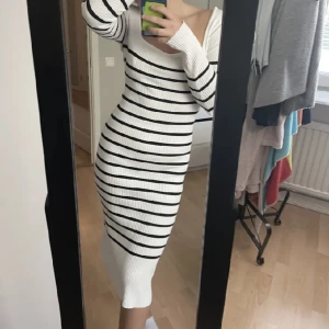 Ribbad randig klänning från Gina Tricot - Så snygg ribbad randig klänning från Gina Tricot. Bilden är lånad av hon jag köpte den av då den tyvärr inte passade mig. Strl M. Supersnygg att ha nu i höst med boots o någon väst eller kappa över. 