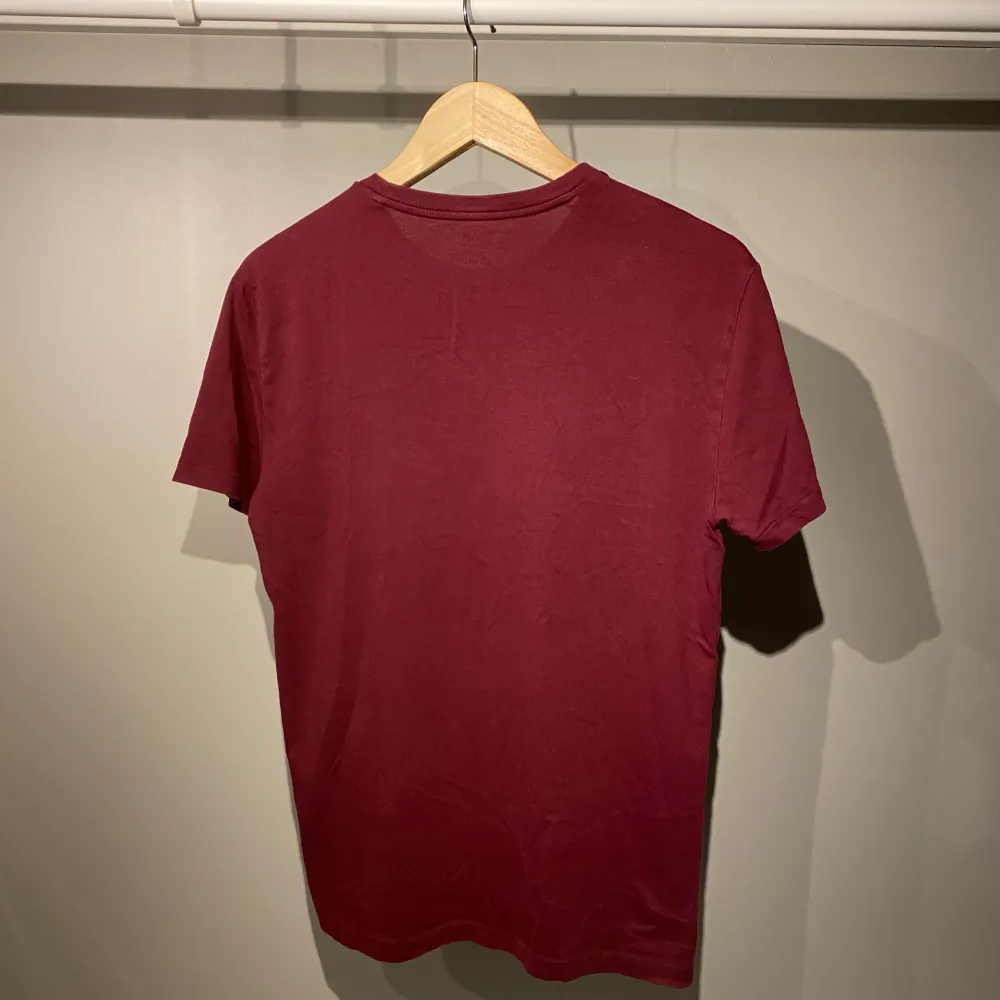 Säljer en snygg vinröd ralph Lauren t-shirt! Endast använd några gånger. Skick ca 9/10!  Kolla gärna in mina andra annonser! Prutbart vid SNABB affär!. T-shirts.