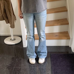 Lågmidjade jeans - Lägger ut igen så kan man köpa här och få fri frakt! Super fina Lee jeans som tyvärr är för små❤️ Jag är 167 och innerbenslängden är 84 och midjemåttet är 69☺️ byxorna har tyvärr en fläck men inget man lägger märke till, hör av dig för bild på de!