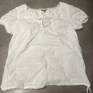 Linne tröja - En gullig linneblus som passar till många tillfällen.