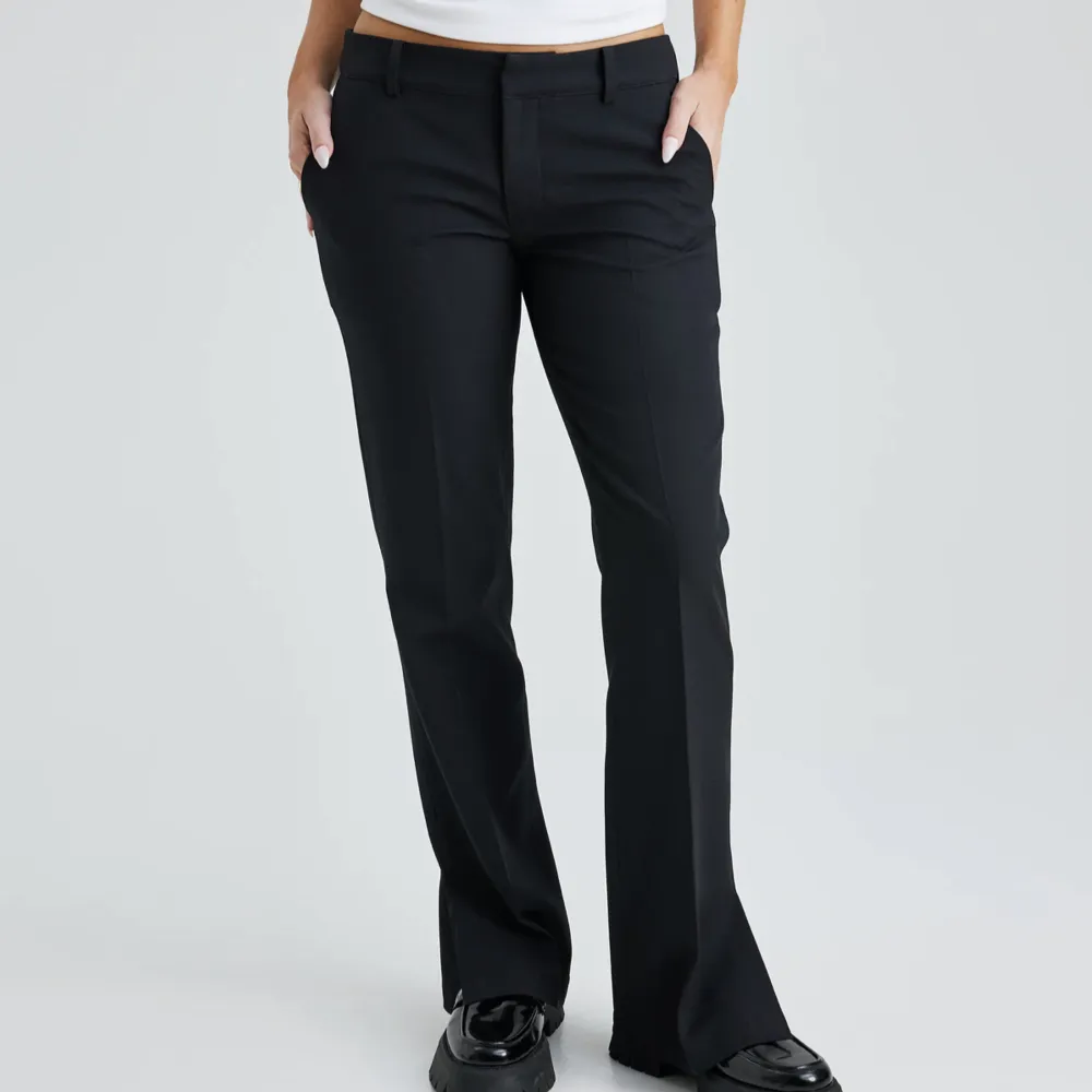 Säljer dessa kostymbyxor från Bikbok i modellen ”Vera petite”. Passar oss kortare tjejer och är true to size🤍. Jeans & Byxor.
