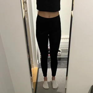 Leggings  - Svarta leggings från H&M i strl 36. Leggingsen har nitar på sidorna. Använda några gånger. 