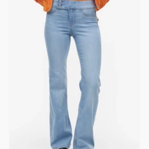 Jeans - Jeans från H&M som knappast är använd. Innerbens:77 cm. Midjemått: 34 cm rakt över, längst upp på byxorna. Sista bilden är från deras hemsida, fast i en annan färg :)