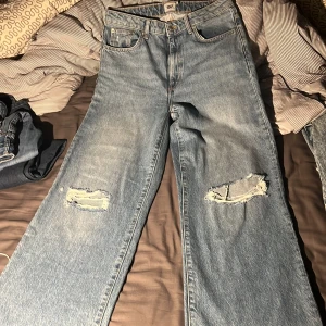 Jeans lager 157 - Jeans från lager 157, Vida jeans, endast använt 1-2 grr då jag inte riktigt blev nöjd över hur dem satt på mig, dem är i nyskick, st L, pris går att diskutera