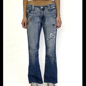 Relow jeans - Lågmidjade raka jeans från Lova Widerbergs märke Relow✨Finns endast ett exemplar och köptes för 450kr. Använda en gång 🤍🤍              Innerbenslängd: 75 cm Midjemått tvärs över: ca 41 cm