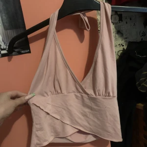 Häng topp - Väldigt fin o skönt material. Har sytt in ovanpå nacken men om det ej passar är det bara att ta bort. 