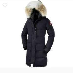 Canada goose jacka  - Säljer min shelburne parka som jag köpte för cirka 2-3 år sen bra skick den är i storlek xxs vilket är för liten och kommer inte passa under vinter när jag är🤰🏽. Säljer för 5300 kan gå ner i pris om de är snabbköp skriv för mer bilder.