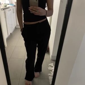 ZARA kostymbyxor - Säljer numera dessa kostymbyxor köpta på plick pga, för stora för mig. Byxorna motsvarar en storlek 38 eller S. Använda 2-3 gånger sen jag köpte dom men inte någon defekt. Byxorna är fållade då jag är 165cm. Köparen står för frakten💕