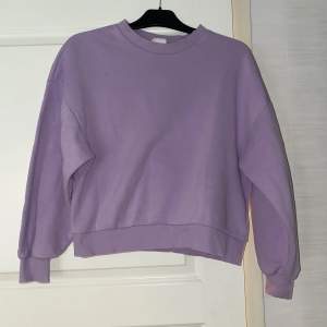 Super fin lila sweatshirt som inte längre kommer till någon användning, fint skick!💜