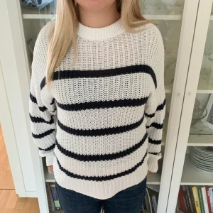 Stickad tröja - Vit och mörkblå stickad tröja perfekt till hösten 🤍storlek S