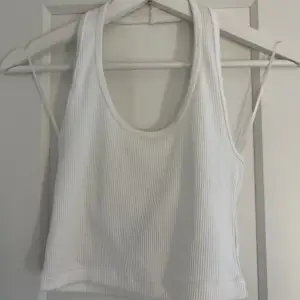 Halterneck linne från H&M, ribbat. Vid frågor är det bara att höra av sig!💕