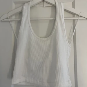 Halterneck  - Halterneck linne från H&M, ribbat. Vid frågor är det bara att höra av sig!💕