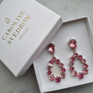 Caroline svedbom örhängen - Helt nya oanvända Caroline Svedbom örhängen, Delia light rose rose (rhodium). Superfina i finaste kristall. Säljes pga present som blev fel, är en guldtjej, så dom blev oanvända.. I originalask. Perfekt present till rätt person 🙂 nypris 1295:-