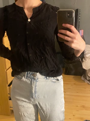 Svart skjorta - En så fin skjorta från Only! Den är ärvd men jag har använt den ca 2 gånger och kan inte tänka mig att den har används mycket alls innan heller med tanke på det fina skicket :) Storlek 34 men bortsett från ärmarna kan det absolut passa 36 också🩷