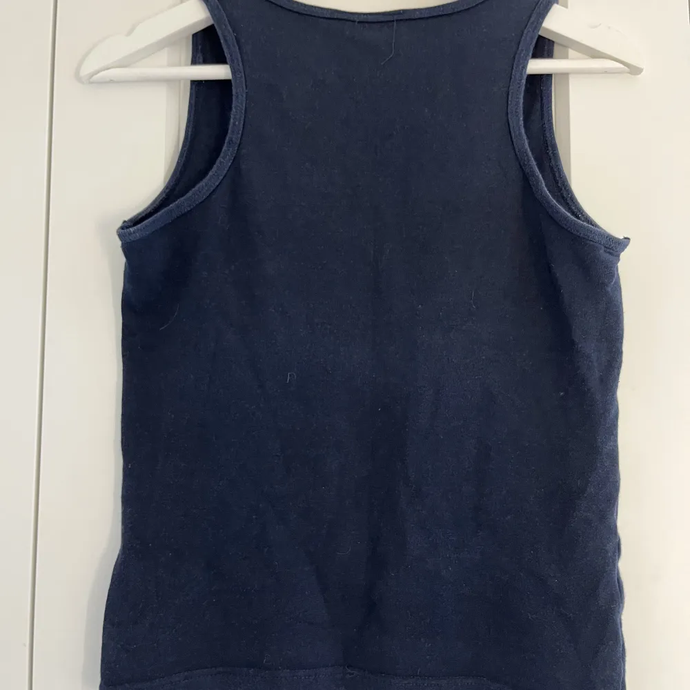 Mörkblått linne från H&M. Lite urtvättar men inga permanenta fläckar:) . Toppar.