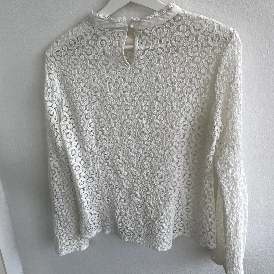 Broderad tröja med utsvängda ärmar - 91