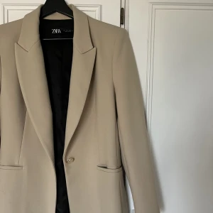 Kavaj från Zara - Så fin, figursydd och lite längre kavaj från Zara. Använd 1 gång.