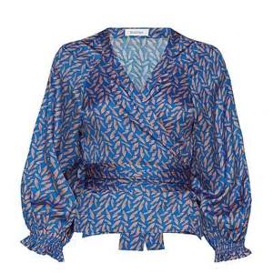 Blus från Rodebjer - Helt magisk blus från Rodebjer. Blå med rosa mönster. Säljer med eller utan kjol! Men SÅ fint att bära tillsammans. 