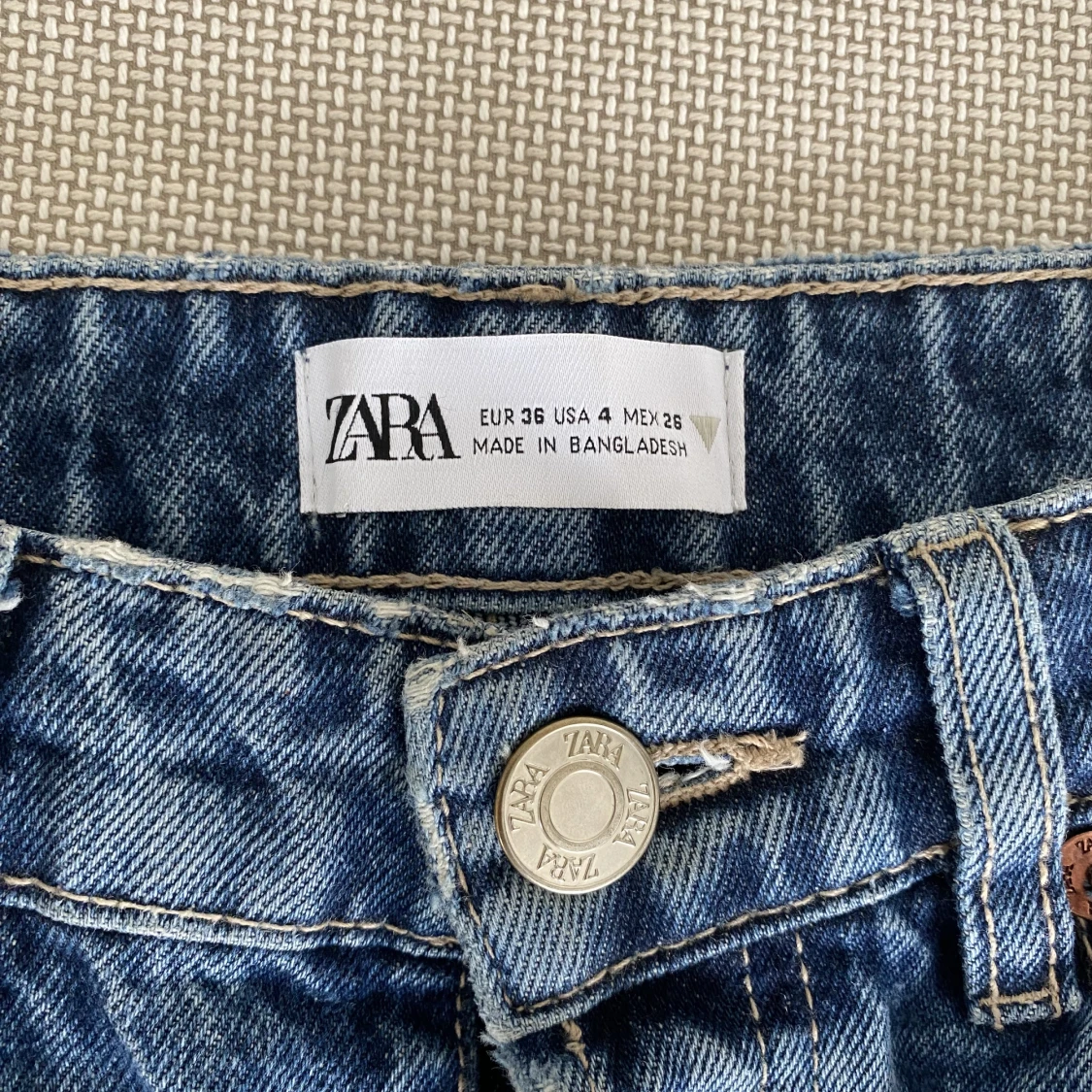 Zara blåa lågmidjade jeans  - 90