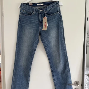 Levis Jeans - Oanvända 714 straight jeans. 30x32