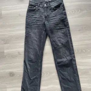 Jeansen är köpta från Gina och är i modellen Low straight jeans i en superfin mörkgrå färg, perfekta till hösten! De är i storlek 32 och har tyvärr blivit för småa för mig, köptes för 499!💖