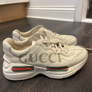 Gucci sneakers - Säljer dessa skor ifrån Gucci då de inte används och gärna vill hitta ett nytt hem. Inte använt särskilt mycket så är som nya förutom på insidan, där är det lite svart skav typ. I övrigt väldigt fint skick på dom! DM om du har frågor