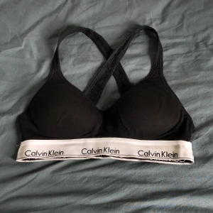 Calvin Klein bh - Säljer en Calvin Klein bh med korsad rygg. Sällan använd och i bra skick. Storlek M, men den är liten i storleken så passar S skulle jag säga (jag har S och den sitter bra). Köpare står för frakt och skriv gärna vid intresse eller eventuella frågor☺️