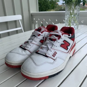 New Balance 550 White/Red skor - Ett par New Balance 550 White/Red i storlek 45! Använda fåtal gånger, som nyskick. Skickas!