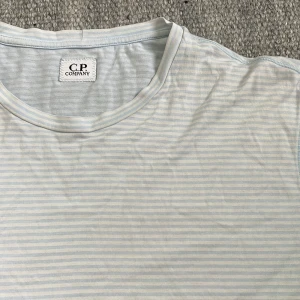 Cp company tee  - Fint skick på denna feta cp company T-shirt! Size L 