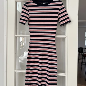 Klänning från h&m - Säljer min klänning från H&M på grund av att den har blivit för liten. superfin på och har en både vardaglig och uppkläddförmåga💕Köp nu och få gratis frakt! Pris kan diskuteras. Alla kläder kommer självklart tvättas en extra gång innan leverans📦