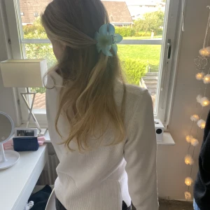 Skickat tröja  - Säljer denna super fina stickade tröjan, med slits i ärmarna vilket är en skit snygg detalj. Den är i väldigt bra skick. Hör av er om ni undrar något💕