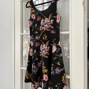 Klänning från h&m - Klänning från H&M med volanger och tajtare midja💜Köp nu och få gratis frakt! Pris kan diskuteras. Alla kläder kommer självklart tvättas en extra gång innan leverans📦