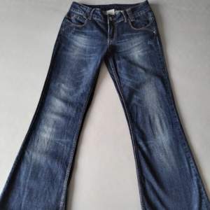 Skitsnygga lågmidjade jeans i storlek 36. De är från märket ORSAY och är i väldigt bra skick!  Innerbenslängd: 78,5cm Midjemått: 39cm   (Jag är 173cm)🌷 