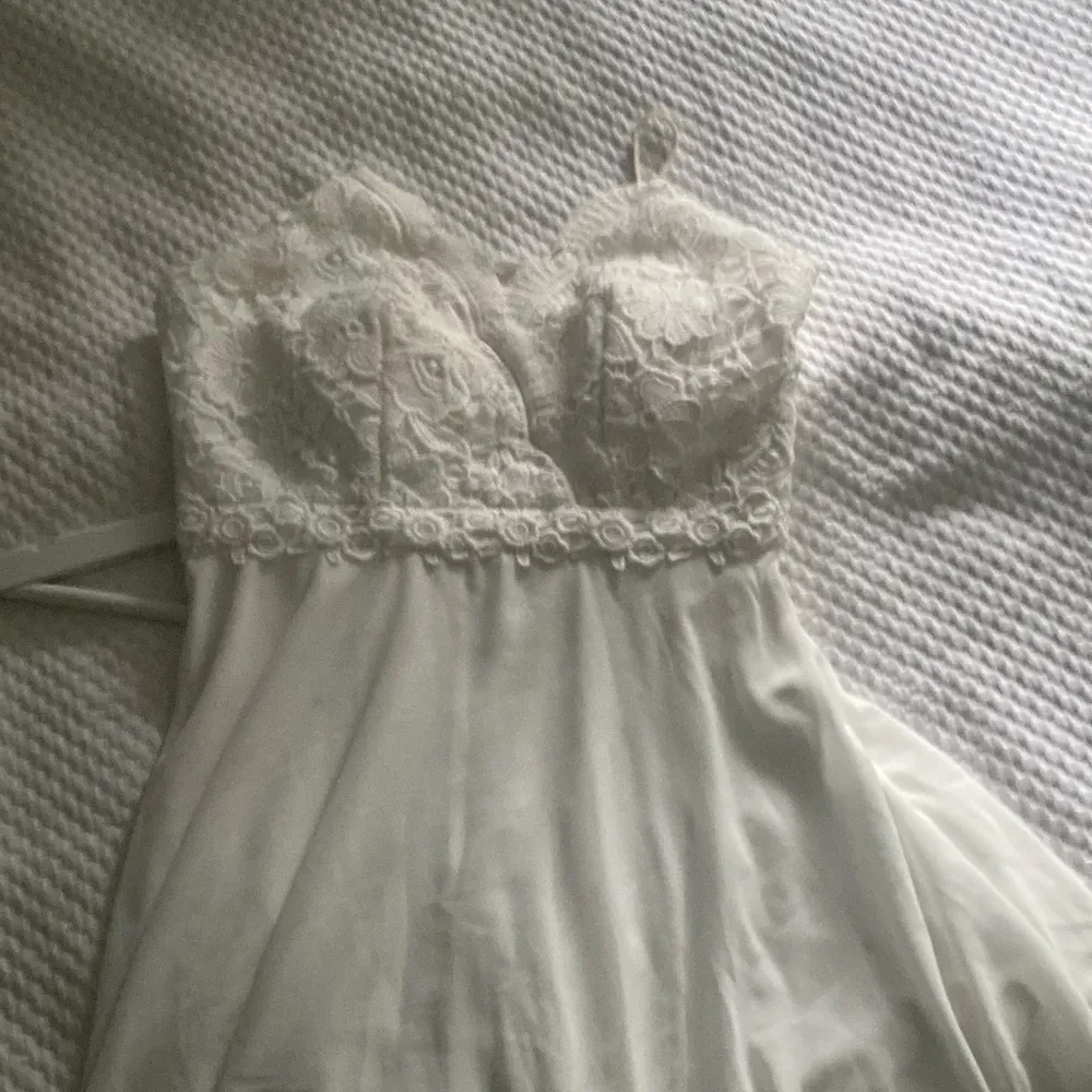Supersöt vit klänning som jag hade på min konfirmation, endast använd 1 gång ❤️❤️. Klänningar.
