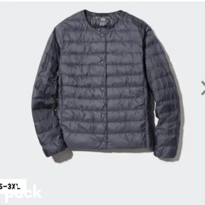 Uniqlo jacka  - Säljer min typ blå lila uniqlo jacka för den inte används längre🤗 väldig bra skick, skriv för egna bilder❤️pris kan diskuteras!