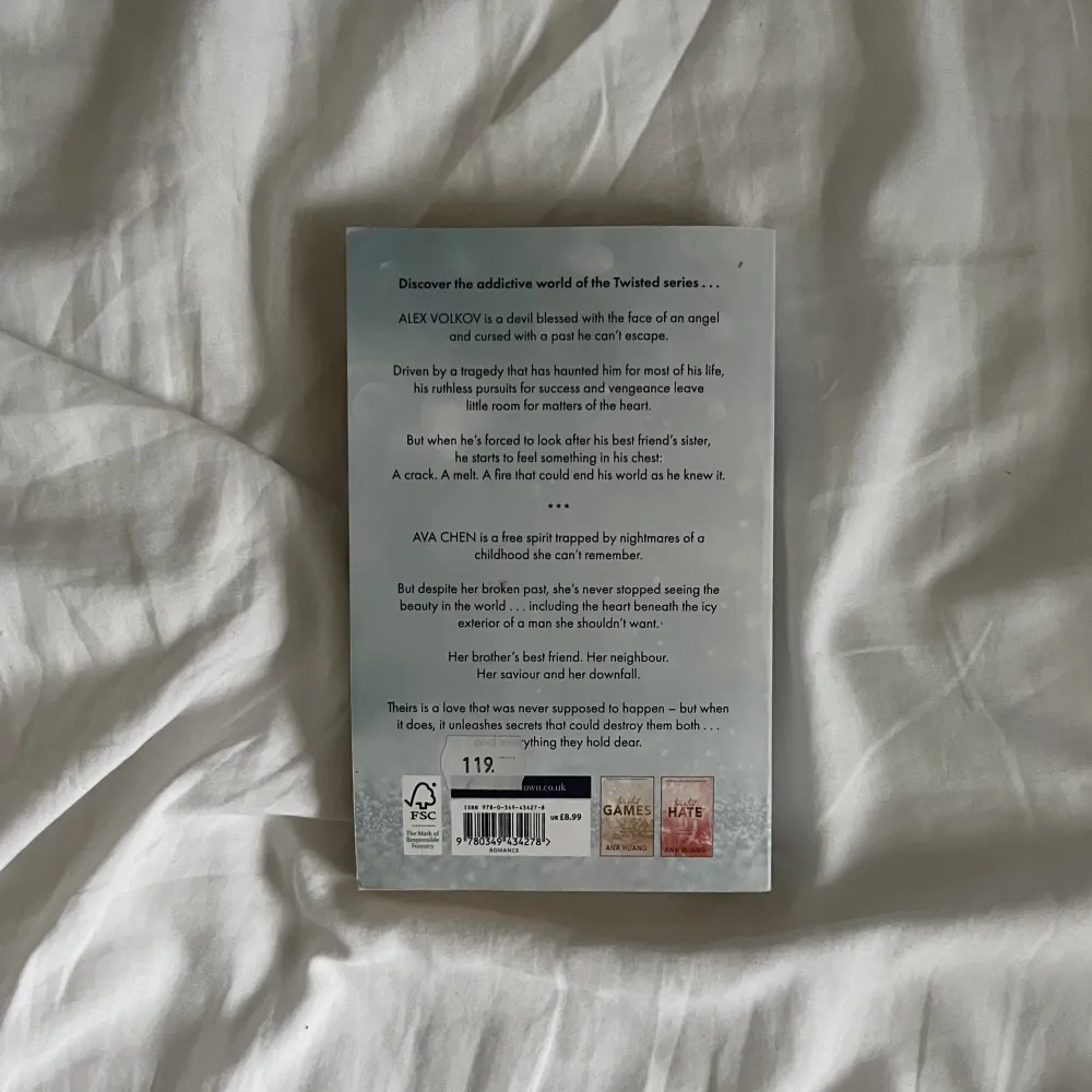 Twisted love av Ana Huang på engelska. Ryggen är lite ”rynkig” och den har ngn liten rosa fläck på de sista sidorna! Paperback.. Övrigt.
