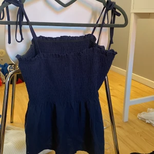 Linne  - Gulligt linne jag använt några gånger. Justerbara axelband. 