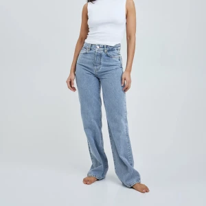 Jeans från bikbok - Jeans från bikbok, Wide leg. Säljes då dom inte kommer till användning. Storlek 27, använda endast 2-3 gånger🩷