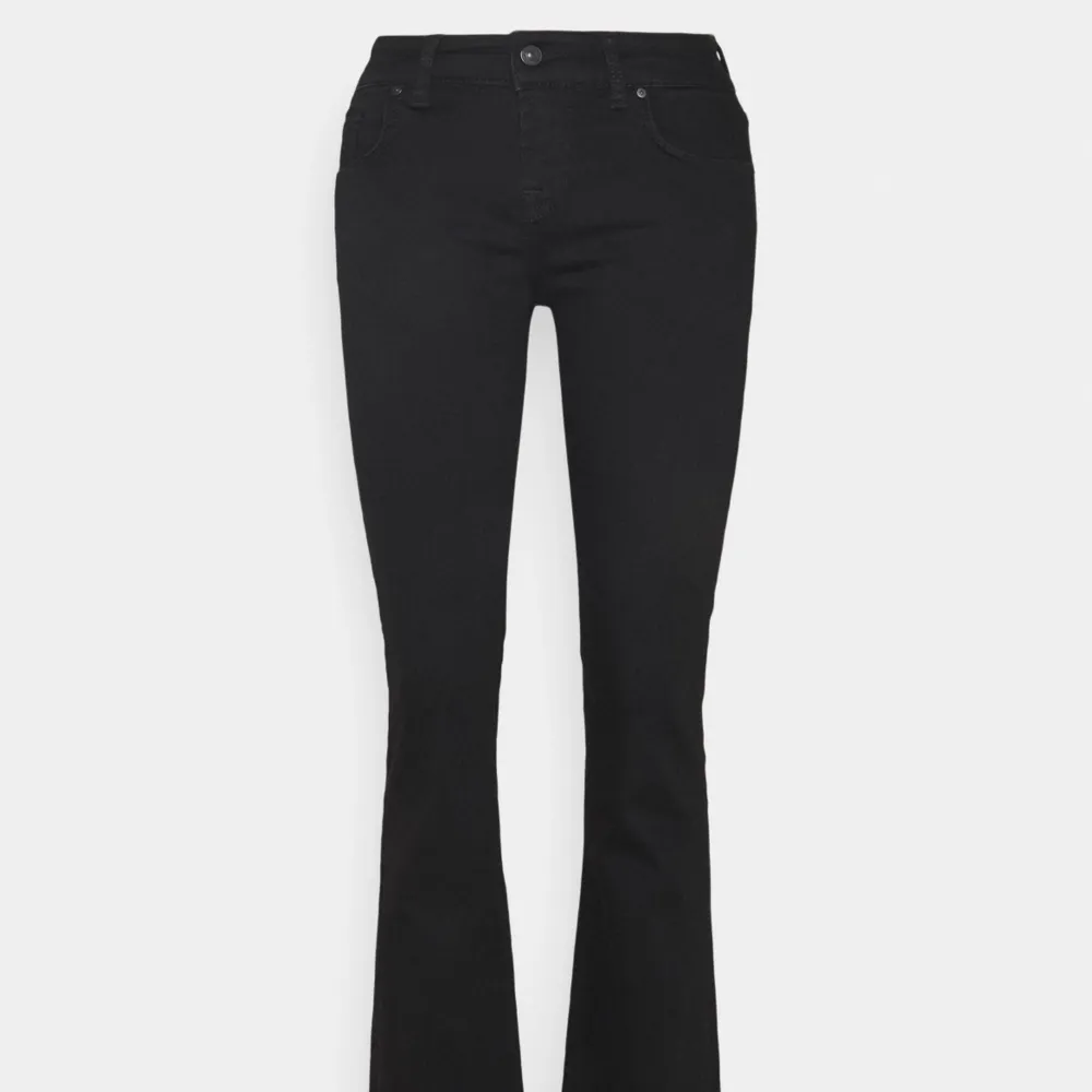 Säljer mina svarta ltb jeans då dom är för korta på mig och kommer där för aldirg till användning!! Jag är 165 och dom är lite för korta för mig!. Jeans & Byxor.