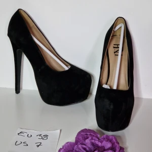 Pumps i mockaimitation strl 38 - Superfina pumps i mockaimitation med hög klack!  Klackhöjd ca 15,5 cm Platå ca 5,5 cm  Helt nya och oanvända!