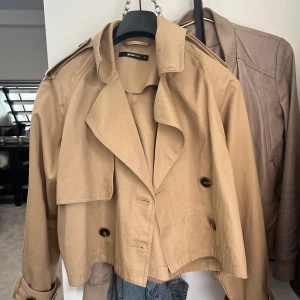 Höstjacka - Säljer den här fina jackan då den inte kommer till använd. Köpt från Gina. 🙌 Priset går att diskuteras 