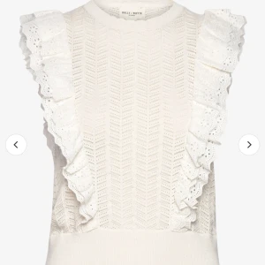 Topp - En fin virkad topp från Lindex. Den är beige vit, och  är  luftig och skön säljer den för att den inte kommer till användning!