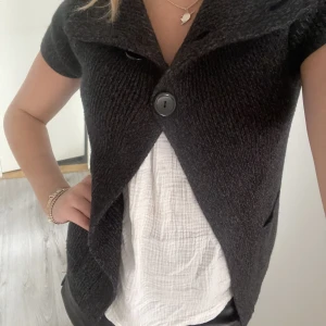 Stickad kortärmad kofta  - Jätte fin kortärmad kofta som inte kommer till användning, använd 1 gång 